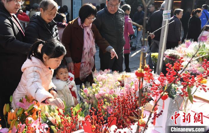 民众前来逛花市 刘可耕 摄