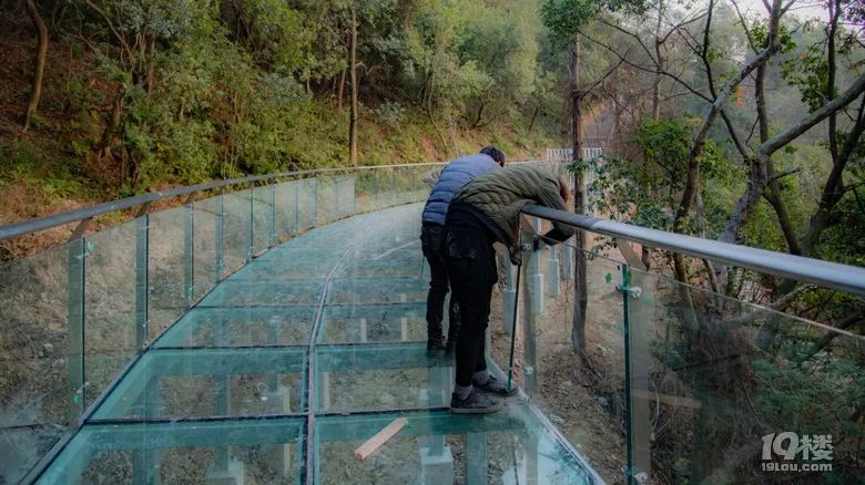 又一网红打卡地:路桥首座空中透明栈道,好似一条巨龙在山腰