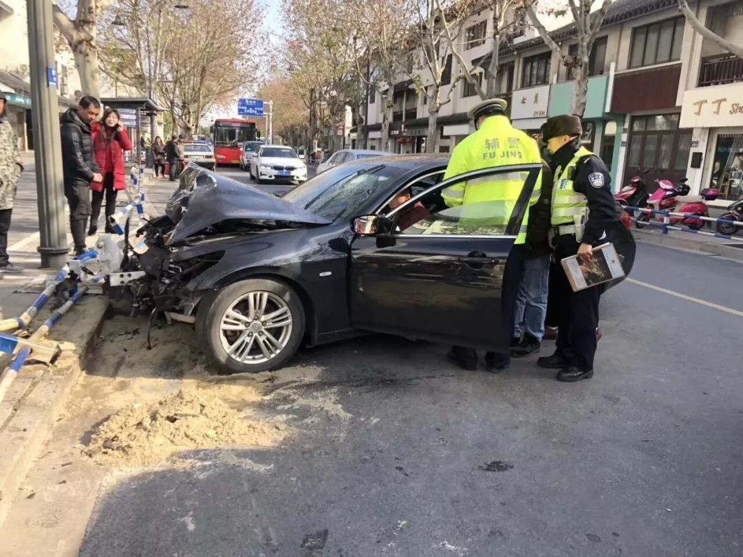 昨日,常熟引线街上多车相撞,车祸现场一片狼藉