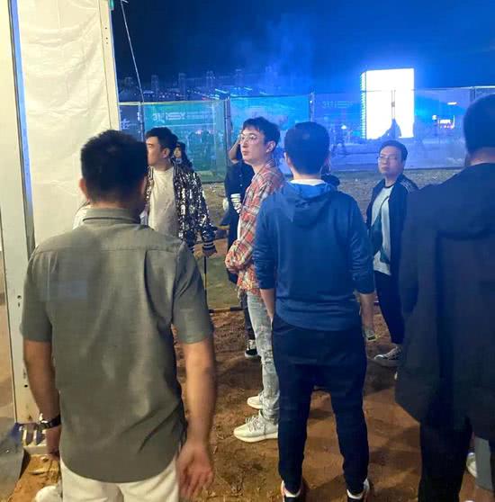 跨年夜网友偶遇王思聪,现身音乐节依旧潇洒,身