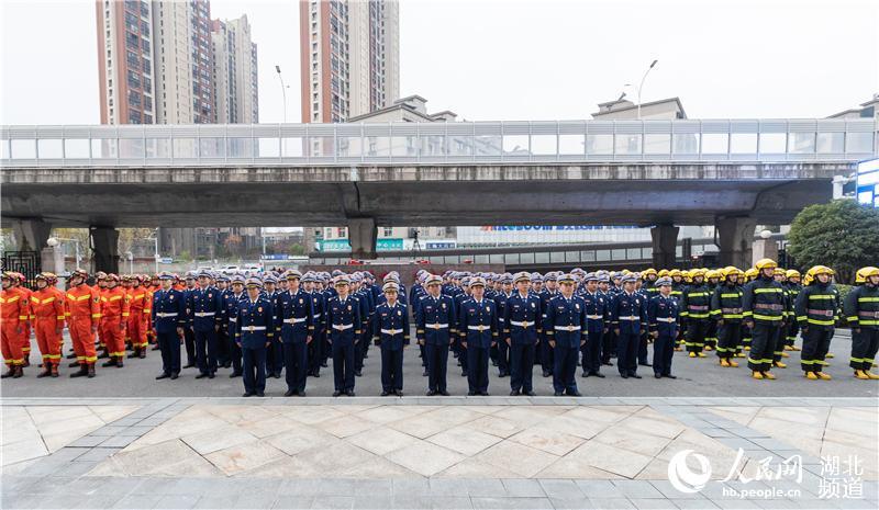 武汉市消防救援支队举行挂牌仪式_全体