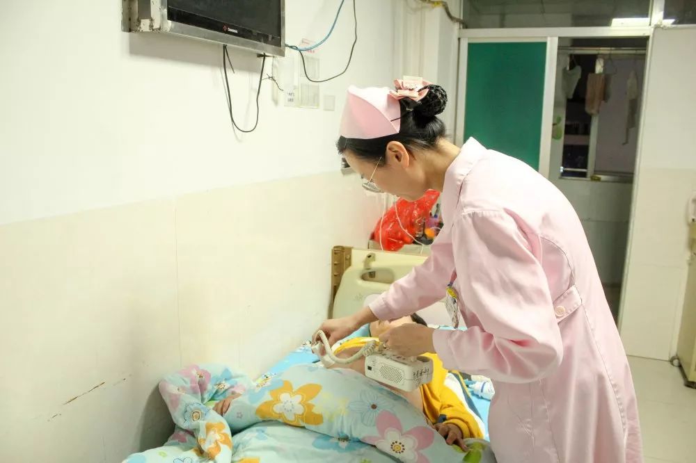 一天人口出生_刚出生一天婴儿图片女