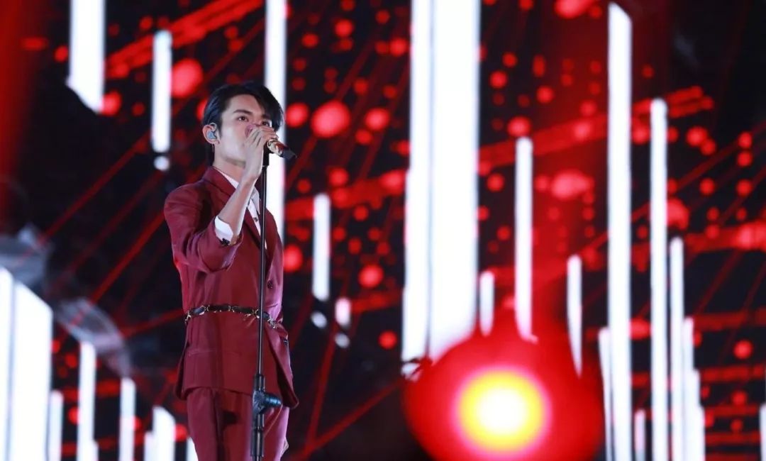 易烊千玺唱歌跨年 2a1f9ad4dc2d485690e91ac548f680eb.jpeg