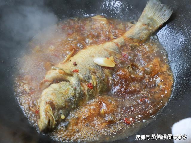 教你做红烧鲈鱼,鱼肉不腥香嫩入味,端上桌让人垂涎欲滴
