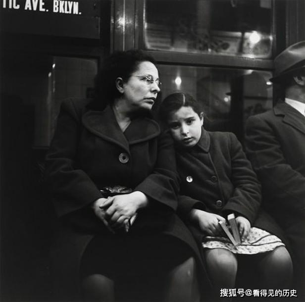 二战结束后的纽约地铁 西装笔挺的上班族 和现在完全不一样