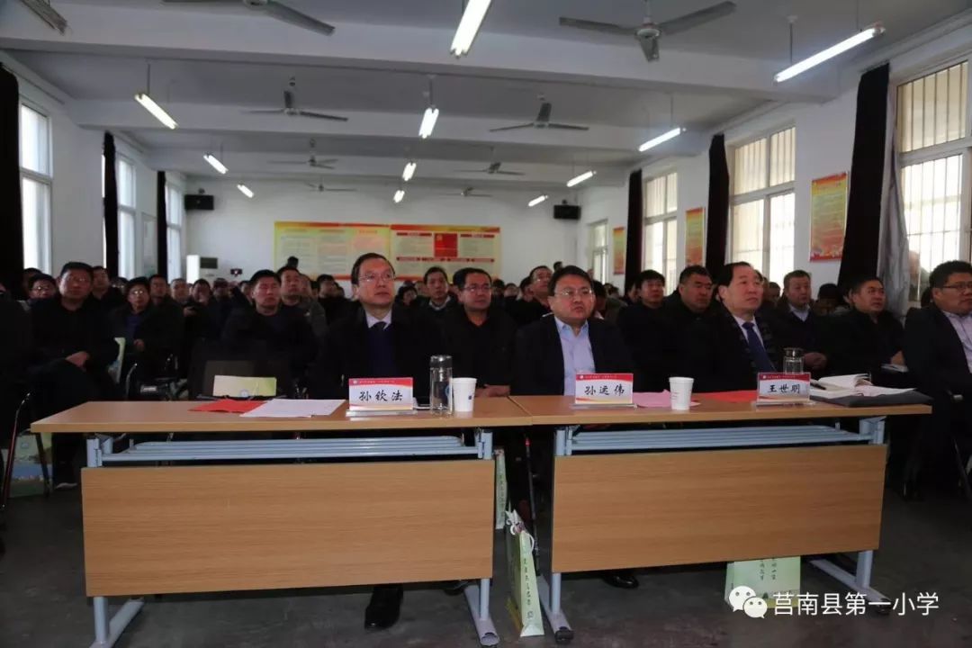 研讨会上,校长王立华向大家做了学校新教育实验开展情况汇报.