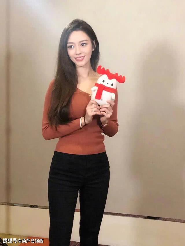原创吉娜简直是针织衫最佳代言人,穿出完美好身材,最爱搭配牛仔裤和