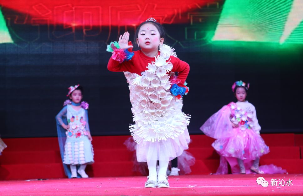 龙凤幼儿园大四班《玩转纸杯》时装秀表演