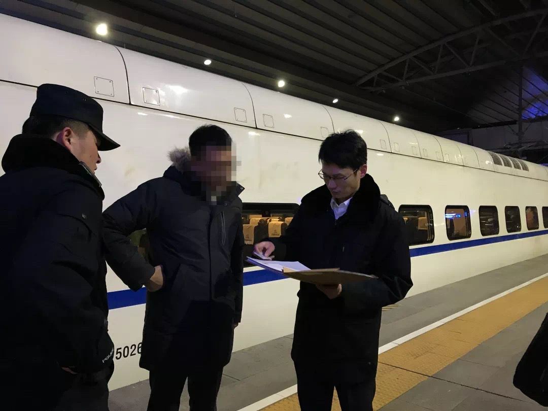 跨年夜，通州法院执行法官北京站堵“老赖”_博思