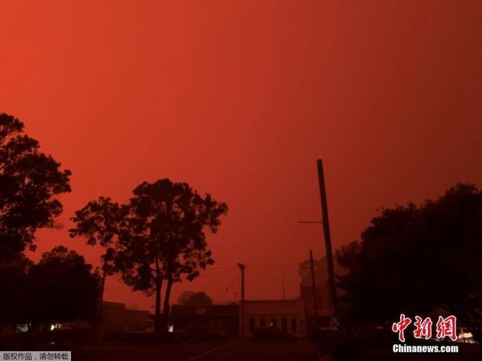 林火围城、染红天空：跨年夜4000人被困澳海滩(图)_烟花