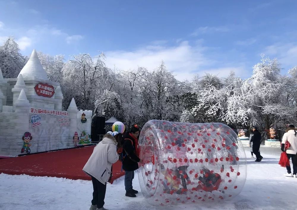 雪地悠波球在冰雪的天地里肆意大笑也可以随时来一次雪地大战网红打卡