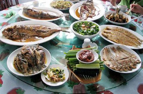 梦境中的丰盛与宁静，解析梦中饭店的鱼儿与栓着的马