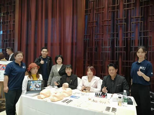 此刻荣耀只属于你"非一般创始人吴丽容"被评为美容协会第三届"副会长"