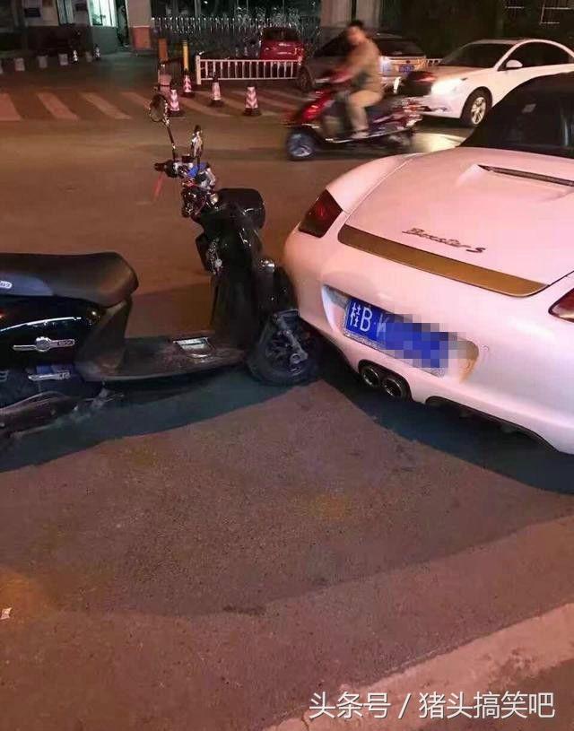 搞笑gif:妹子你的衣服好长呀,怎么穿上的!