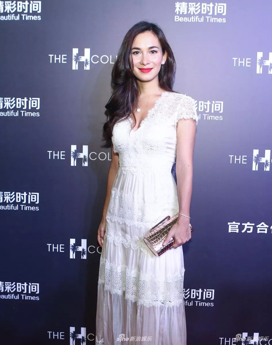 卢靖姗穿红色吊带裙,身材成最大焦点,腰臀比例也太好了!