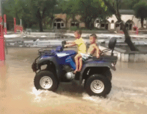搞笑GIF:你这车厉害了啊！才不怕地上有多深的水呢？_攻击