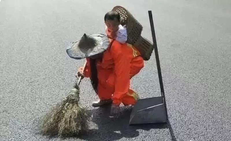 烈日下背着孩子扫街,母亲心里该是多么心疼宝宝!