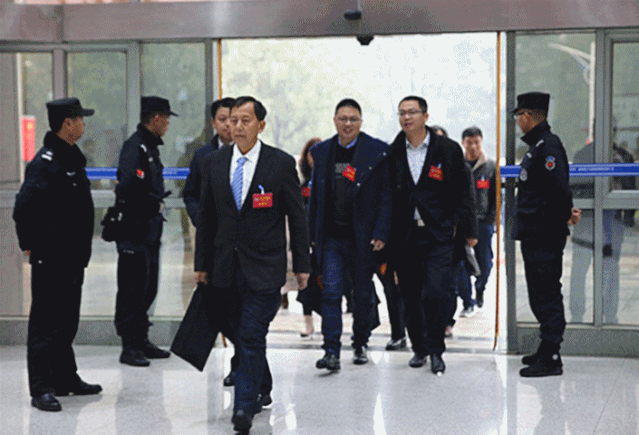 受现场气氛感染陆续抵达会场停车场政协委员们乘坐的12台大巴上午9点