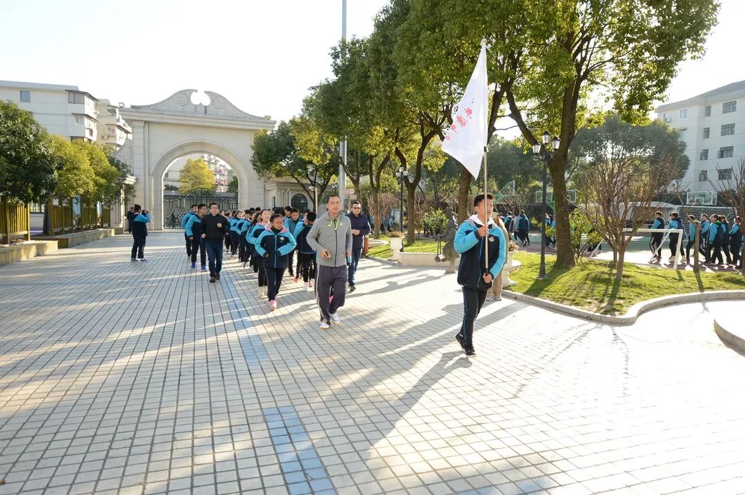 当他得知孩子们来自上海市共康中学时,开心地说:"你们学校名字真好