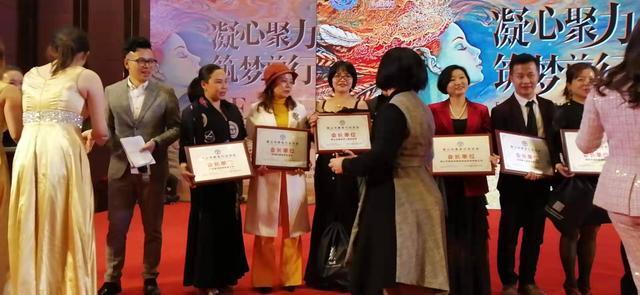 此刻荣耀只属于你"非一般创始人吴丽容"被评为美容协会第三届"副会长"