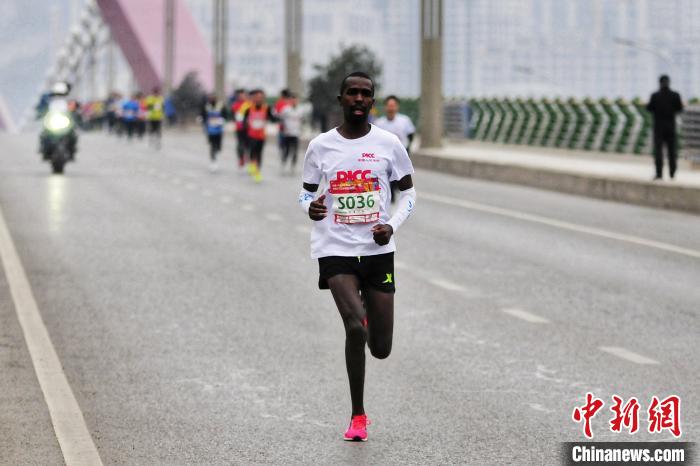 15国跑者陕西“竞速”迎新传递全民健身理念_马拉松