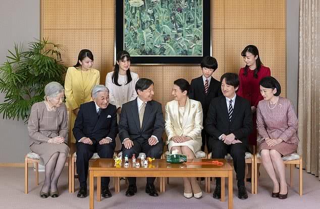 原创日本皇室官宣新年全家福雅子皇后坐在c位佳子公主颜值高
