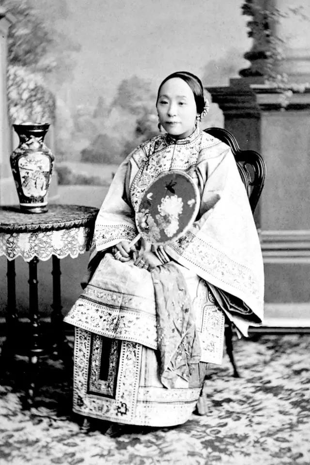 清朝|100多年前的清朝女子，最后一张让人一见倾心