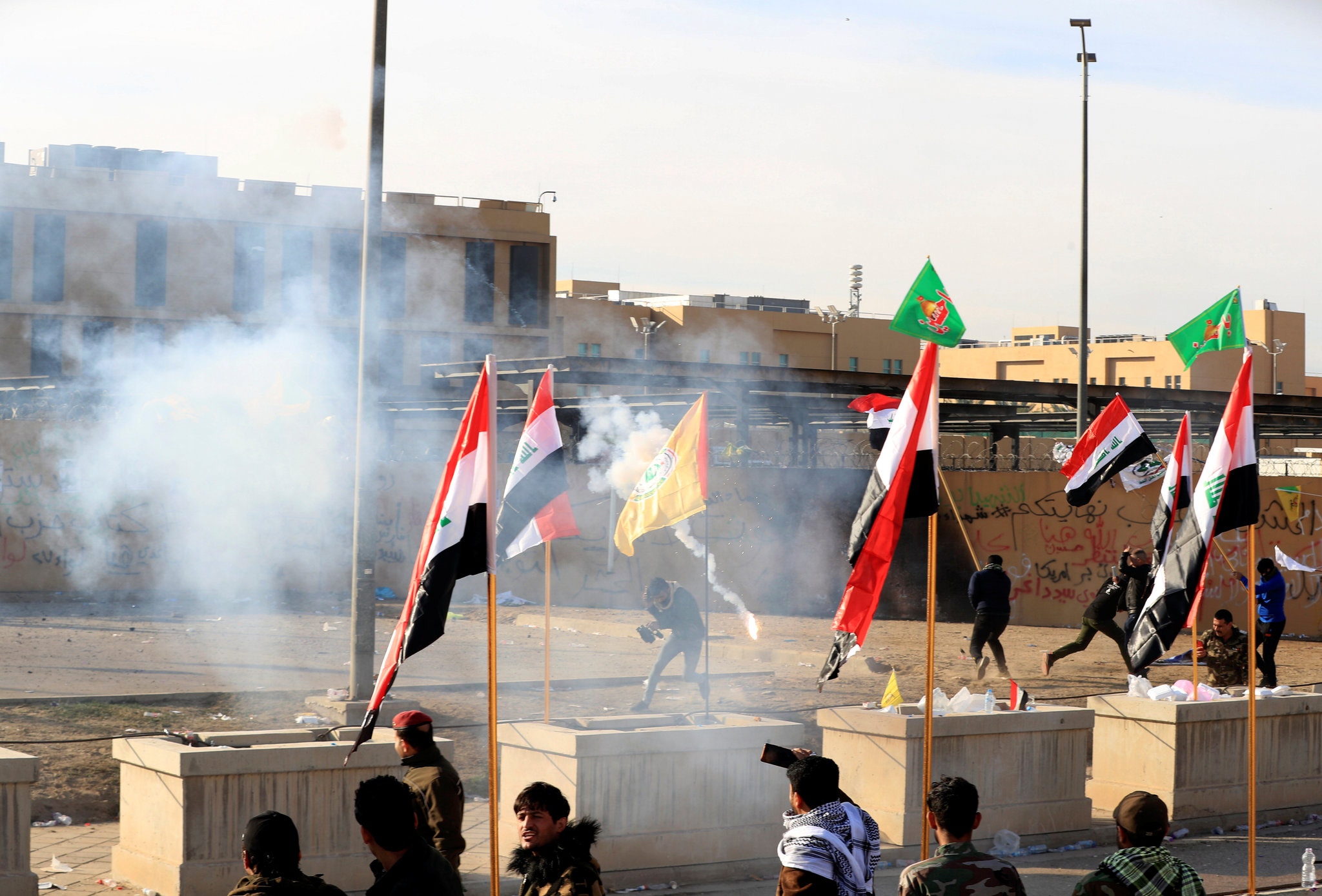 第二天，美军就给伊拉克抗议者用上催泪弹_示威