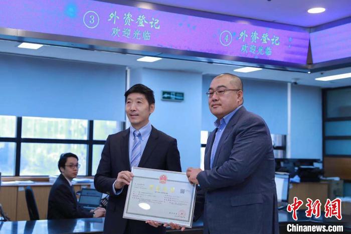 上海颁首张中国自然人出资设立的外商投资企业执照_中外合资