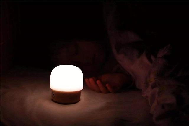 孩子怕黑不敢关灯睡?处于分房期的孩子,家长可以试试这些方法
