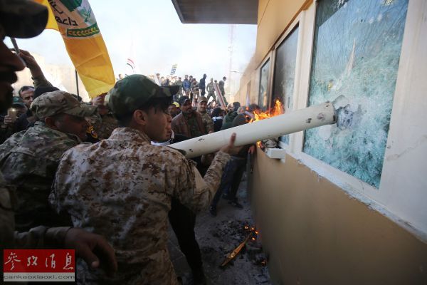 外媒：伊拉克抗议者冲击美国使馆高喊“打倒美国”_民兵组织