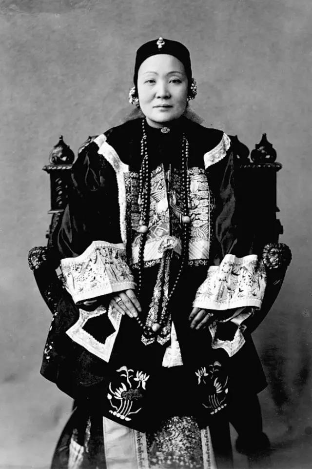 清朝|100多年前的清朝女子，最后一张让人一见倾心