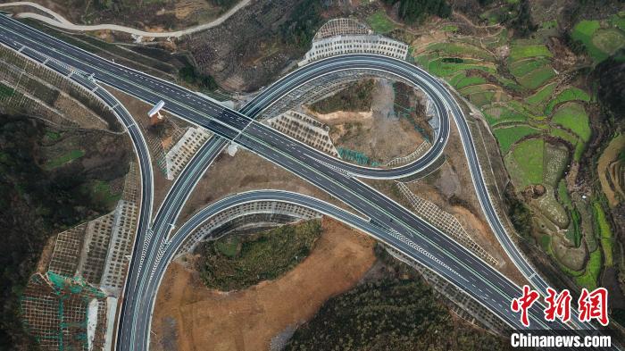 贵州紫望高速开通桥隧比占六成_隧道
