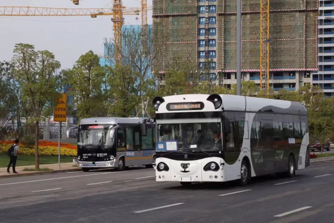 深兰科技的熊猫智慧公交车 武汉本土的东风汽车是绝对主力  共有20多