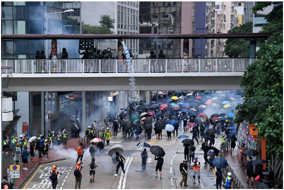 香港17名反对派区议员涉暴被捕，港媒：若判刑可能失去议员资格_条例