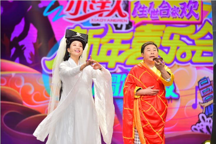 换装表演太精彩钟声和臭屁坨美滋滋坐在沙发上在家看电视当然少不了