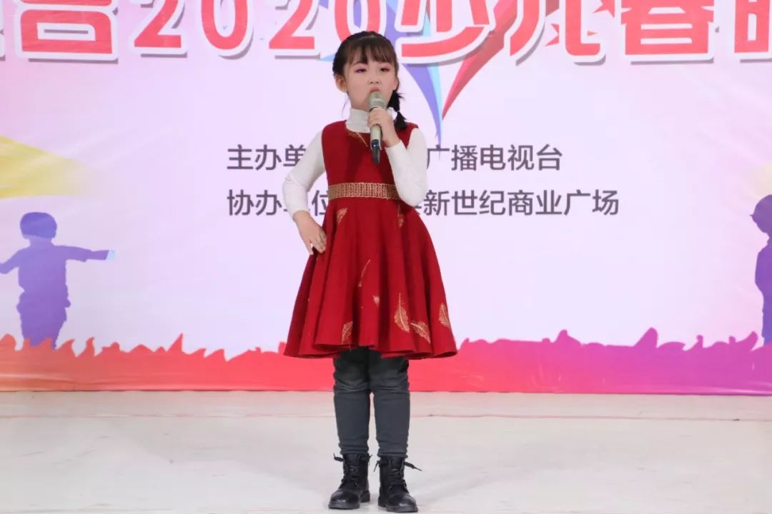 王宇辰表演节目《少年中国说▲孙泽洋表演节目《将进酒▲张哲