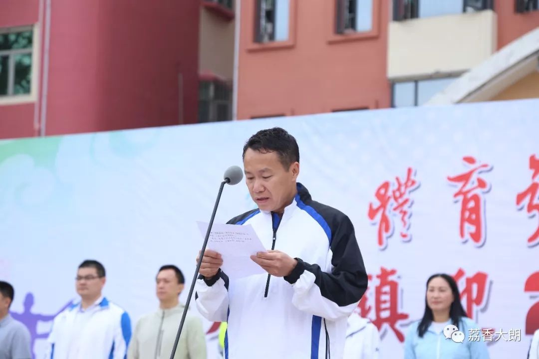 镇党委副书记,镇长方德佳代表镇党委政府致辞.