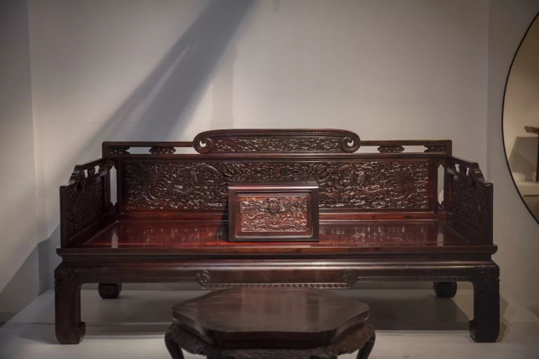 这件紫檀雕龙罗汉床,由胡德生老师于台北故宫博物院亲自测绘,罗汉床