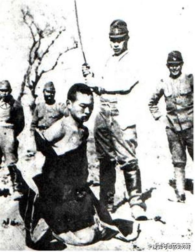 1937年12月,江苏南京大屠杀,侵华日军砍杀南京青年,称为"试斩".
