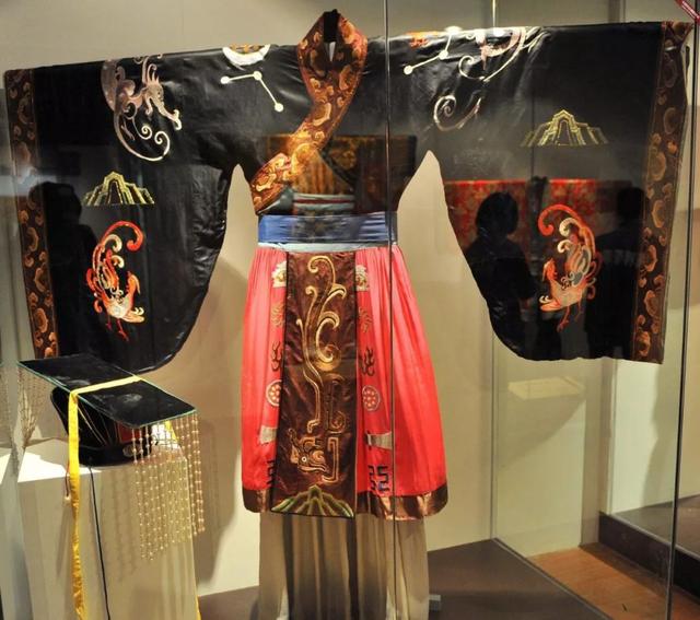 冕服(汉代)十二章纹其实就是帝王及高级官员礼服上绘绣的十二种纹饰