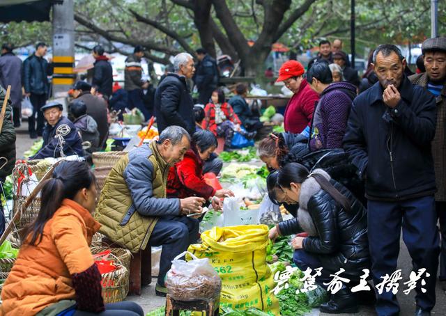 新年第一天来到重庆偏岩古镇，久违了的“女铁匠”却在集市上卖刀