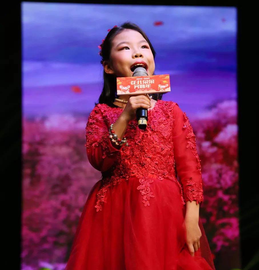 朱亮颖为我们带来歌曲《江山飞歌》现场观众花儿朵朵齐跨年既新年晚会