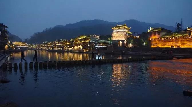 凤凰县2018年gdp是多少_湘西凤凰县1996年图片