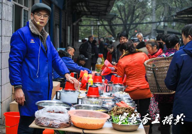 新年第一天来到重庆偏岩古镇，久违了的“女铁匠”却在集市上卖刀