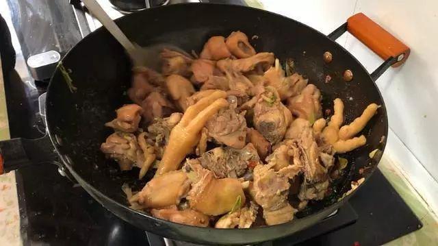 怎么把肉炒干水分 10104315fd604131a880f74fc0a9ba07.jpeg