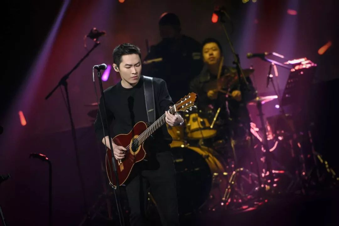 梁博新歌跨年首演,《想念》送给异乡人