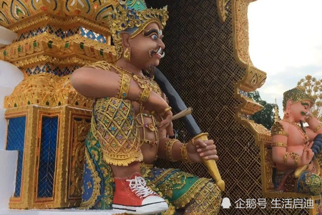 泰国最潮"网红寺庙,佛像不仅脚穿匡威,腰里还别着苹果手机