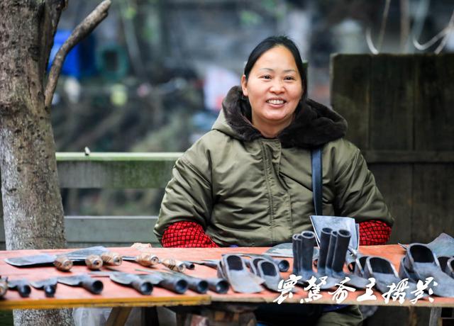 新年第一天来到重庆偏岩古镇，久违了的“女铁匠”却在集市上卖刀