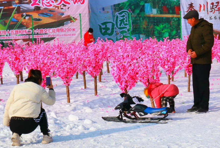 兰州新区首家滑雪场"冰雪新天地"开门纳客